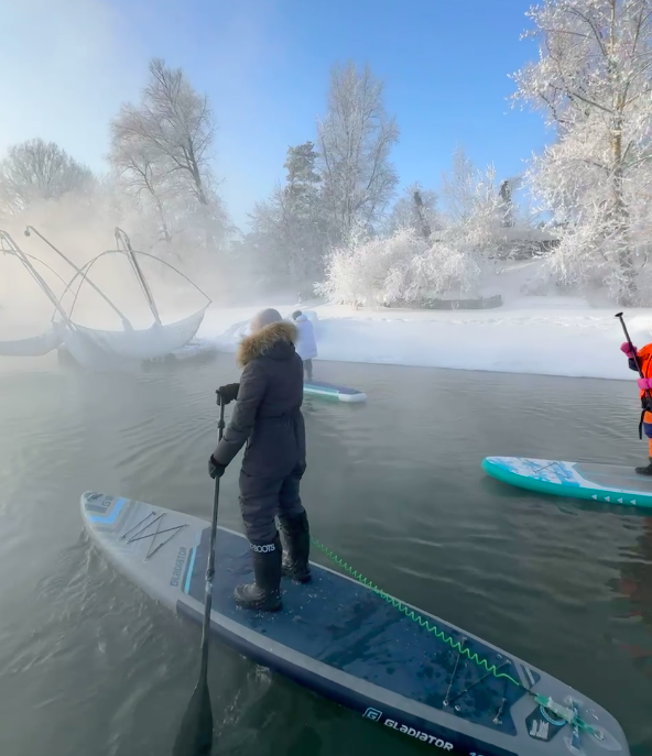 Фото Новосибирцы устроили массовый заплыв на сапах в мороз –26 градусов: 20 леденящих кадров 17